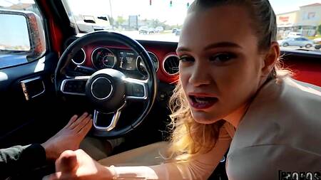 Влюбленная телка сосет член в машине и ебется с дома