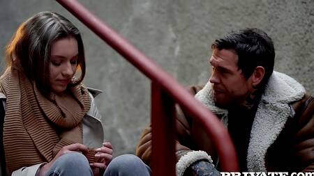 Поддержал красивую незнакомку и трахнул её в попку