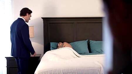 Пацан трахает мачеху после отца и кончает в неё