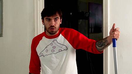 Белокурая чирлидерша развлекается со студентом в кабинете