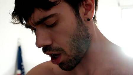 Белокурая чирлидерша развлекается со студентом в кабинете