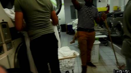 Пошлая Nikki Mars с сочной попой ебется в прачечной