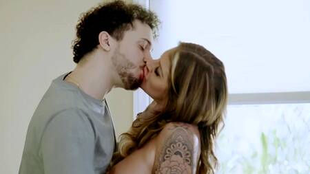 Татуированная милфа Lolly Dames жарко ебется с любовником