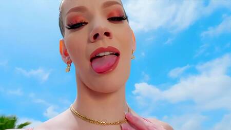 Девка с длинными волосами наслаждается крепкими хуями во все дырках