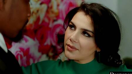 Красотка Valentina Nappi на интервью занялась групповым сексом