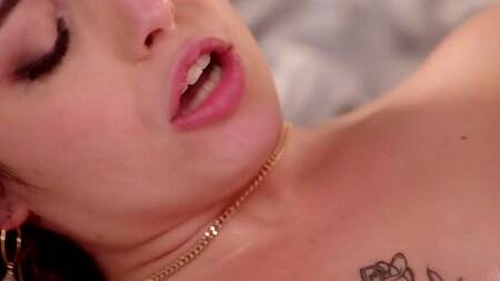 Воровка Chanel Camryn возбуждается на деле и ебется с подельником