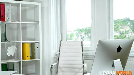 Начальница в сексуальном белье соблазняет на двойное проникновение