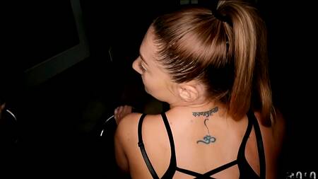 Симпатичная полисменша хочет ебаться