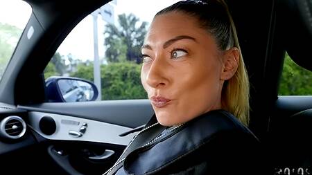 Симпатичная полисменша хочет ебаться