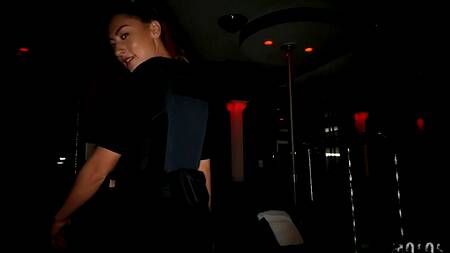 Симпатичная полисменша хочет ебаться