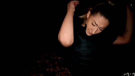 Симпатичная полисменша хочет ебаться