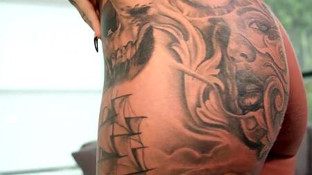 Татуированная Chantal Danielle с розовыми волосами жарко ебется