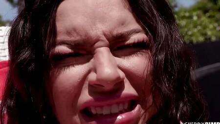 Полицейский ловит телку за дрочкой и  трахает её