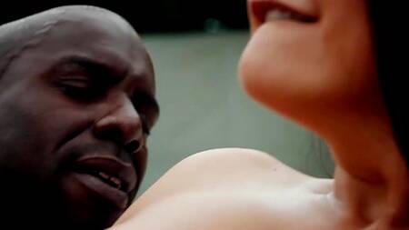 Негр у бассейна лижет киску зрелой красотки и трахает её в попку