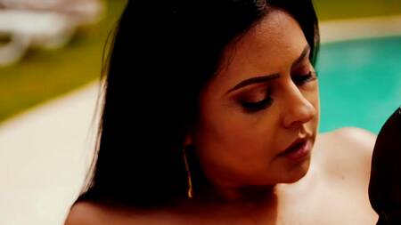 Негр у бассейна лижет киску зрелой красотки и трахает её в попку