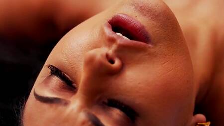 Негр у бассейна лижет киску зрелой красотки и трахает её в попку