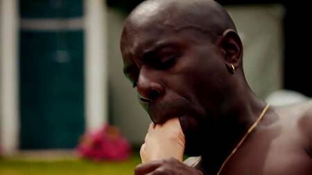 Негр у бассейна лижет киску зрелой красотки и трахает её в попку