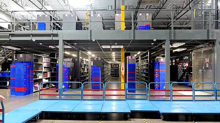 Красотка попадает на склад и там соблазняет мужика