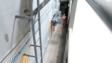 Красотка попадает на склад и там соблазняет мужика