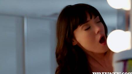 Признался в любви подруге девушки и трахнул её в попку