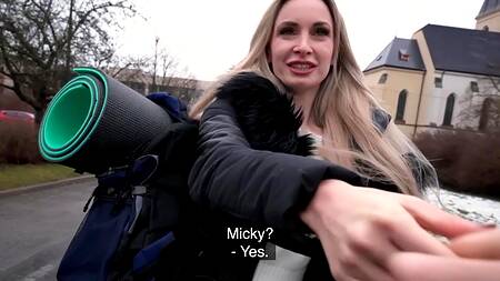 Туристка показывает сиськи за деньги и дает пикаперу