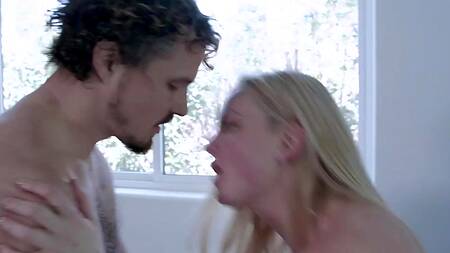 Развратная адвокатша страстно ебется с преступником