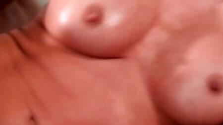 Молодой член курьера удовлетворяет зрелку намного лучше вибратора