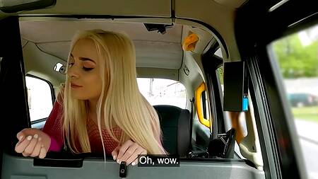 Пассажирка в сетке прыгает на крепком члене таксиста