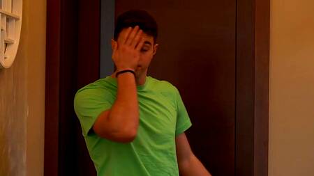 Сводная сестра хочет, чтобы брат не подсматривал, а трахал её