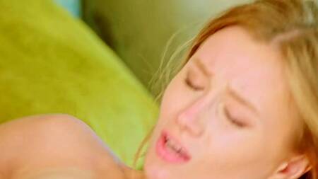 Лысый мужик на отдыхе трахает красотку Lily Blossom