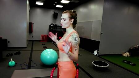 Красивая милфа раздевается во время тренировки и ебется в зале