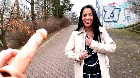 Симпатичная брюнетка шла по делам, но занялась сексом за деньги