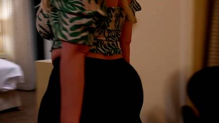 Сочная проститутка надевает сексуальное бельё и ебется