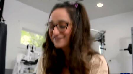 Худая проказница Isabella Nice ебется с двумя мужиками в спортзале