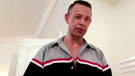 Лампочку не вкрутил, зато поимел блондинку в попку