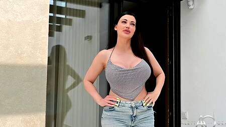 Молодой подкачанный парень трахает силиконовую милфу Aletta Ocean