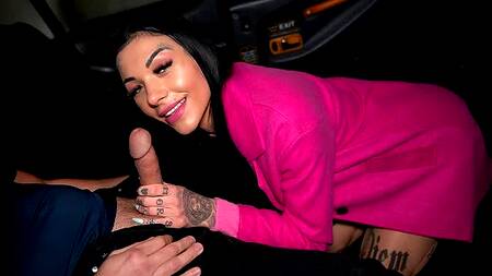 Таксист заканчивает смену с татуированной пассажиркой