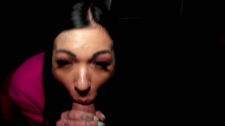 Таксист заканчивает смену с татуированной пассажиркой