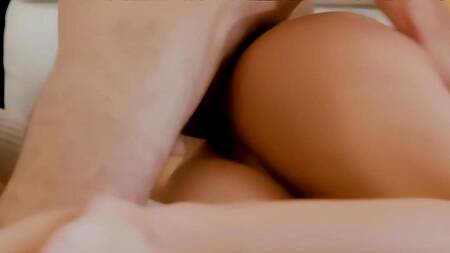 Трахнул гимнастку на диване и кончил на пизду