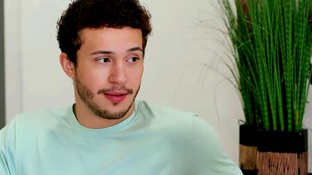 Трахнул гимнастку на диване и кончил на пизду