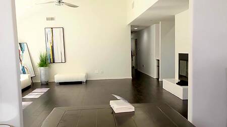 Друг отца застает красотку за дрочкой и ебет её в очко