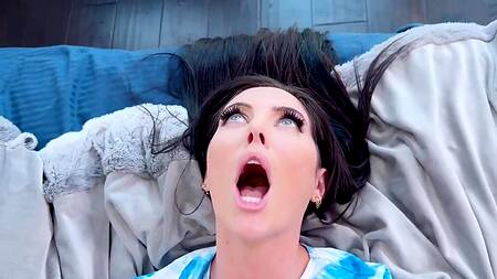 Друг отца застает красотку за дрочкой и ебет её в очко