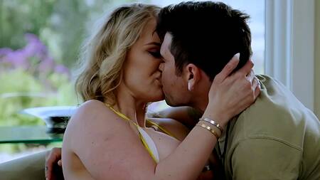 Молодой пацан трахает зрелую блондинку и кончает на пизду