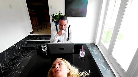 Мачеха занимается делами и попутно ебется с пасынком