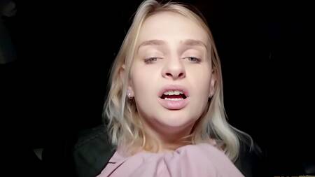 Милая девка ебется с инструктором на парковке