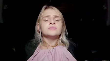 Милая девка ебется с инструктором на парковке