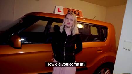 Милая девка ебется с инструктором на парковке