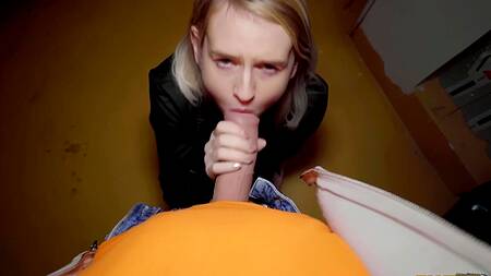 Милая девка ебется с инструктором на парковке