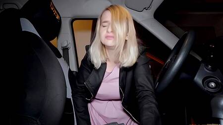 Милая девка ебется с инструктором на парковке