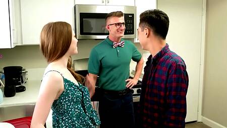 Парень вместе с лучшим другом трахает худую сводную сестру